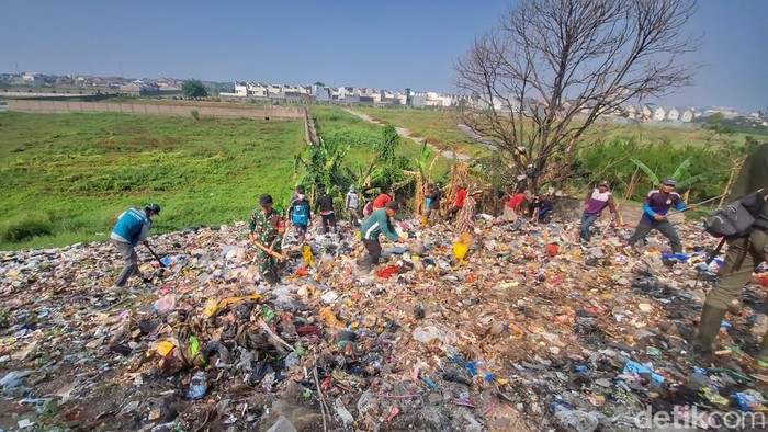 Petugas saat melakukan pembersihan sampah di pinggir Jalan Raya Ciganitri