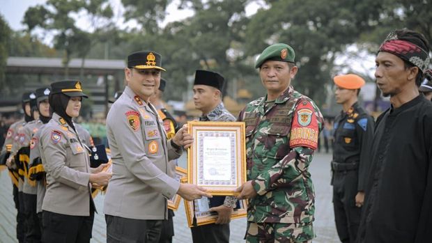 Kapolda Jabar juga menyerahkan penghargaan kepada pemenang lomba Bhabinkamtibmas Teladan, 3 Pilar, Satkamling,  BUJP, Satpam dan Polisi Khusus (Polsus) Teladan.