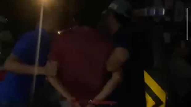 Polisi menangkap pria bergolok yang membuat onar di warung jamu di Citeureup, Bogor, Jabar. IK sempat tak berkutik ketika ditangkap di kediamannya. (dok Ist)