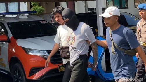 Polisi menggelandang Agus Novit Pramana Putra (30) alias Petong di Mapolres Klungkung, Bali, (17/7/2026). Petong merupakan pelaku pembunuhan I Nyoman Cita alias Man Colik.