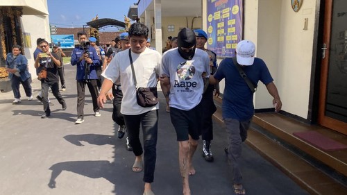 Polisi menggelandang Agus Novit Pramana Putra alias Petong (30), di Mapolres Klungkung, Jumat (17/7/2026). Petong adalah pelaku pembunuhan I Nyoman Cita alias Man Colik di Klungkung. (Fatih Kudus Jaelani/detikBali)