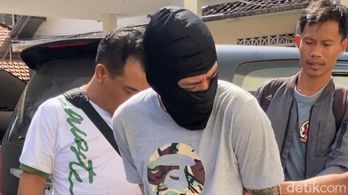 Polisi menggelandang Agus Novit Pramana Putra alias Petong, pelaku pembunuhan I Nyoman Cita alias Man Colik di Klungkung, Jumat (7/7/2026).