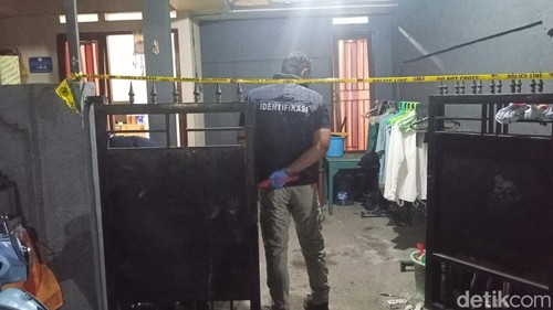 Polisi saat melakukan penyelidikan lokasi penemuan mayat Gery alias Ponco di Buleleng, Bali.