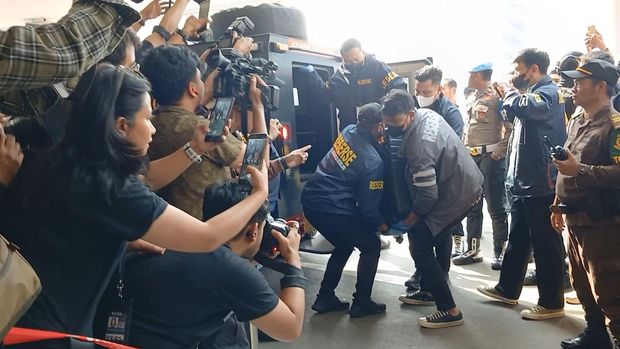 Polisi serahkan barang bukti kasus Febrie ke Kejagung (Rumondang/detikcom)
