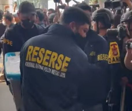 Polisi serahkan barang bukti kasus Febrie ke Kejagung (Rumondang/detikcom)