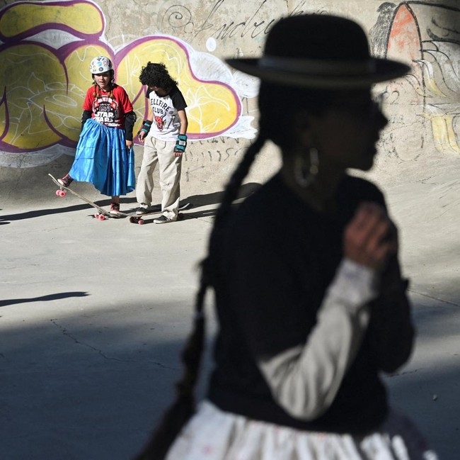 Pollera dan Skateboard, Cara Perempuan Bolivia Rayakan Budaya Adat