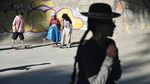 Pollera dan Skateboard, Cara Perempuan Bolivia Rayakan Budaya Adat