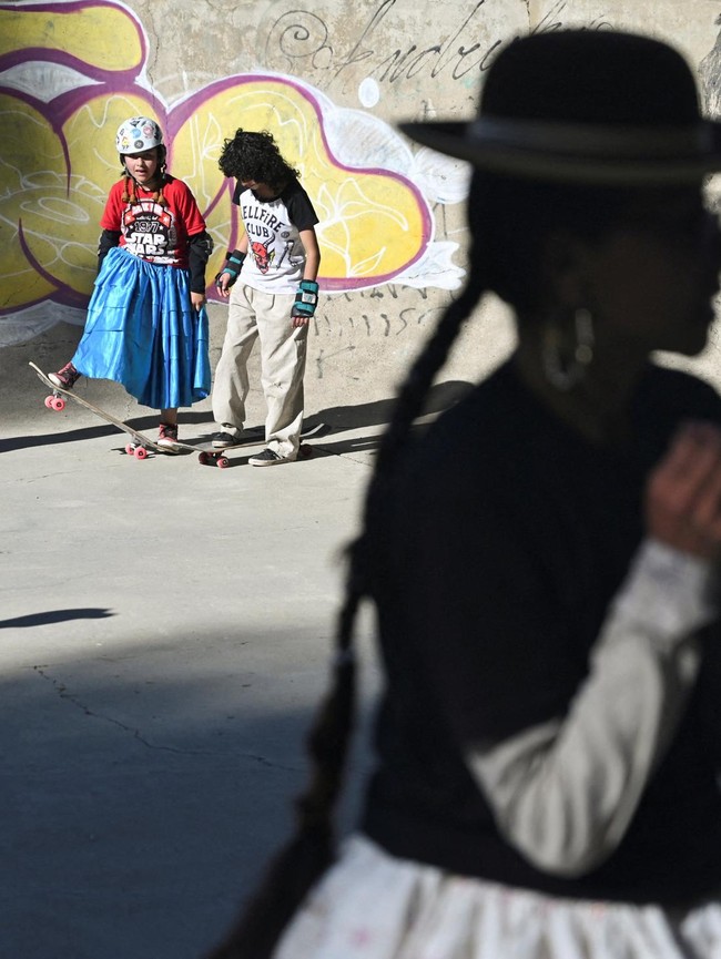 Pollera dan Skateboard, Cara Perempuan Bolivia Rayakan Budaya Adat