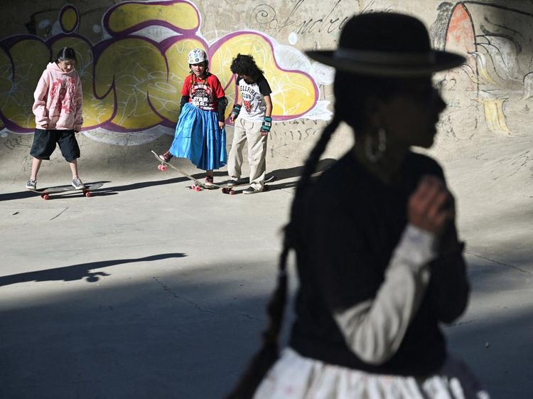 Pollera dan Skateboard, Cara Perempuan Bolivia Rayakan Budaya Adat