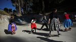 Pollera dan Skateboard, Cara Perempuan Bolivia Rayakan Budaya Adat