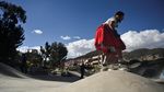Pollera dan Skateboard, Cara Perempuan Bolivia Rayakan Budaya Adat