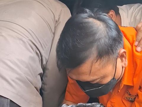 Polri resmi menyerahkan tersangka tiga kasus korupsi Don Ritto ke Kejaksaan Agung. Penyerahan ini juga dibarengi dengan pelimpahan sejumlah barang bukti (Ondang/detikcom)