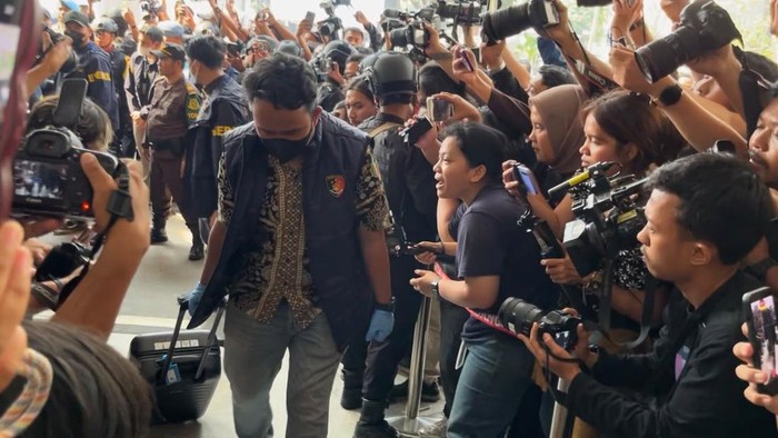 Polri resmi menyerahkan tersangka tiga kasus korupsi Don Ritto ke Kejaksaan Agung. Penyerahan ini juga dibarengi dengan pelimpahan sejumlah barang bukti (Ondang/detikcom)
