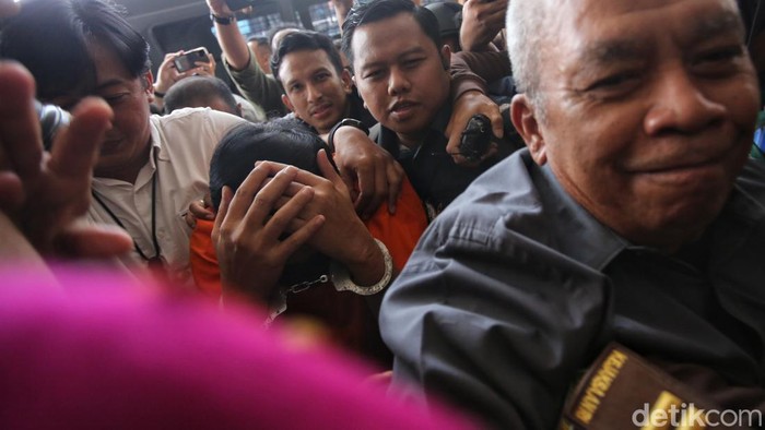 Tersangka dugaan korupsi Don Ritto tiba di Gedung Bundar Kejaksaan Agung, Jakarta Selatan, Jumat (17/7/2026). Ia menjalani pelimpahan tahap II dari penyidik Polri untuk proses penuntutan.