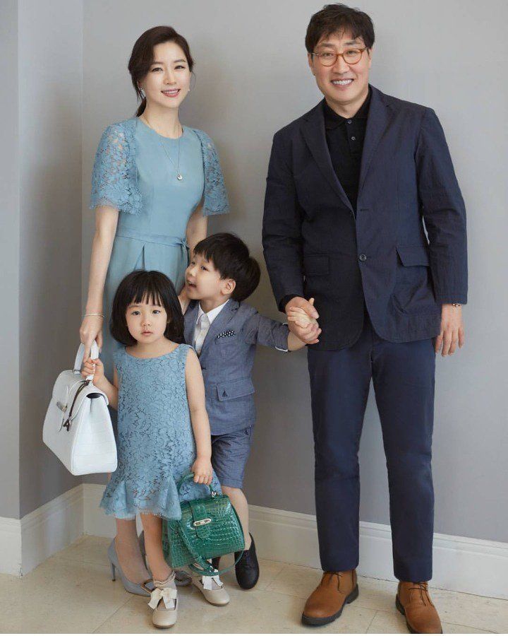 Potret kebersamaan Lee Young Ae dan suaminya Jung Ho Young yang terpaut 20 tahun. Potret kebersamaan Lee Young Ae dan suaminya Jung Ho Young yang terpaut 20 tahun.