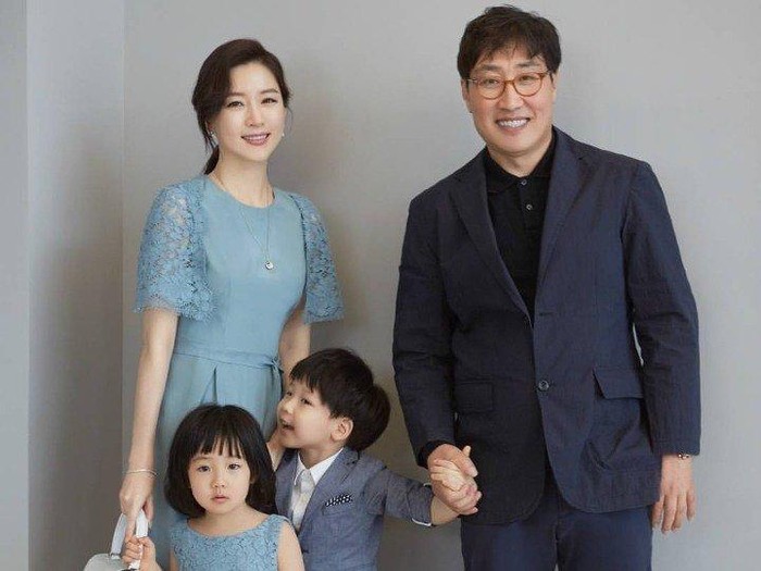 Potret kebersamaan Lee Young Ae dan suaminya Jung Ho Young yang terpaut 20 tahun.