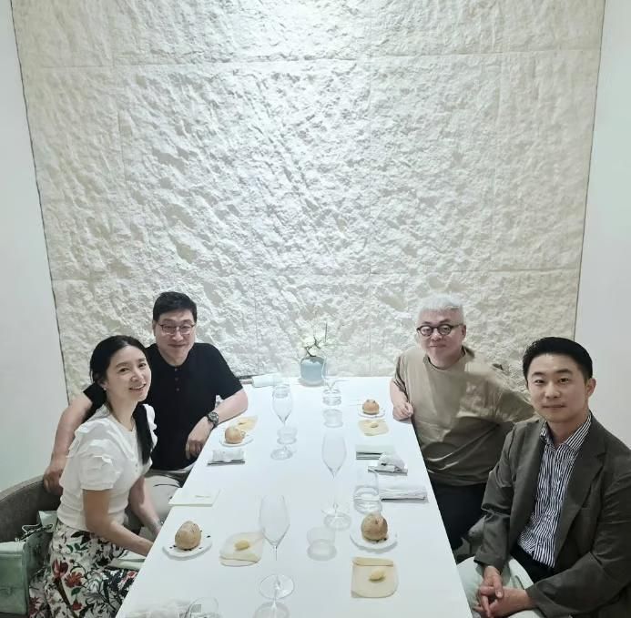 Potret kebersamaan Lee Young Ae dan suaminya Jung Ho Young yang terpaut 20 tahun. Potret kebersamaan Lee Young Ae dan suaminya Jung Ho Young yang terpaut 20 tahun.