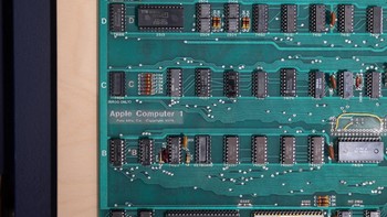 Detail papan sirkuit Apple-1 yang masih berfungsi. Apple-1 menjadi produk pertama Apple yang membuka jalan bagi perkembangan komputer personal modern dan kini menjadi incaran kolektor teknologi dunia. REUTERS/Jordan Tovin