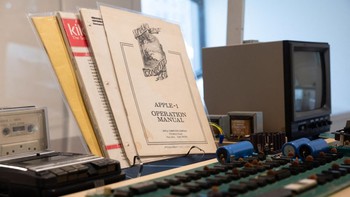 Apple-1 yang akan dilelang menjadi salah satu artefak penting dalam sejarah komputer pribadi. Unit ini berasal dari pesanan pertama Byte Shop yang hanya berjumlah 50 perangkat. REUTERS/Jordan Tovin  