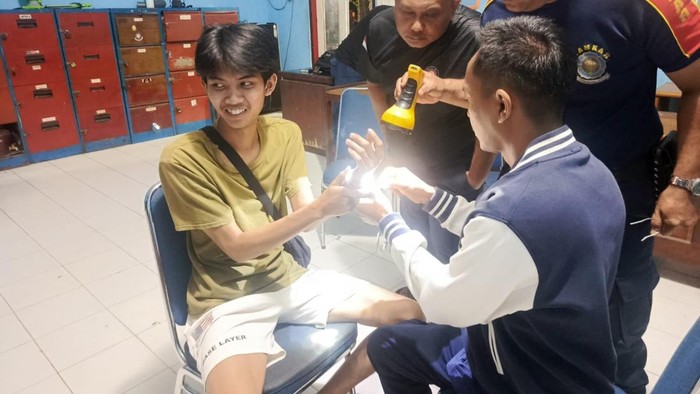 Proses pelepasan borgol siswa STMJ Ponorogo