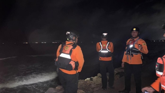 Proses pencarian nelayan yang hilang di Muara Manggar, Balikpapan.