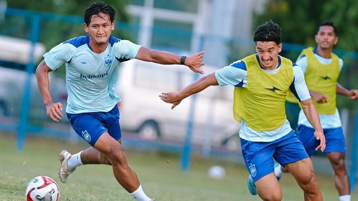Skuad PSIS menjalani sesi latihan di lapangan Terang Bangsa, Semarang.