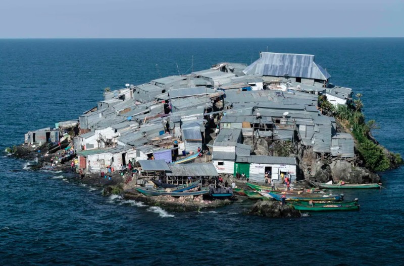 Pulau Migingo, sebuah pulau batu mungil di Danau Victoria yang berada di perbatasan Kenya dan Uganda.