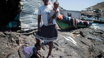 Meski ukurannya sangat kecil, Pulau Migingo memiliki berbagai fasilitas sederhana seperti toko, bar, apotek, hingga tempat pangkas rambut untuk memenuhi kebutuhan sehari-hari para penghuni. Foto: The Sun/AFP