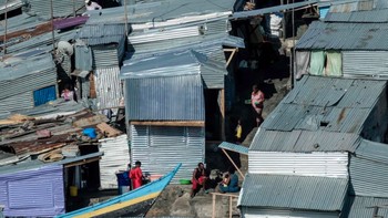 Aktivitas perdagangan ikan berlangsung setiap hari di Pulau Migingo. Nilai ekonomi perairan di sekitar pulau ini sangat tinggi sehingga wilayah tersebut pernah menjadi sengketa antara Kenya dan Uganda. Foto: The Sun/AFP