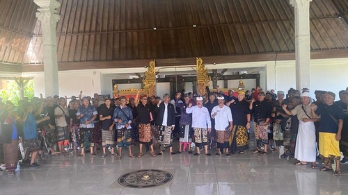 Ratusan masyarakat Desa Adat Telun Wayah geruduk kantor DPRD Karangasem untuk menyampaikan aspirasi, Jumat (17/7/2026). (Foto: I Wayan Selamat Juniasa/detikBali)