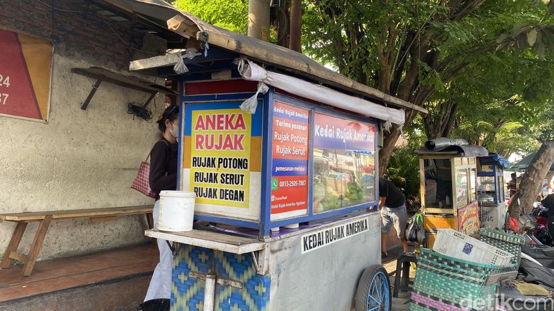 Rujak degan yang dijual Kedak Rujak Amerika di Jalan Prof Dr Hamka, depan SDN 4 Tambakaji, Kecamatan Ngaliyan, Kota Semarang, Jumat (17/7/2026).