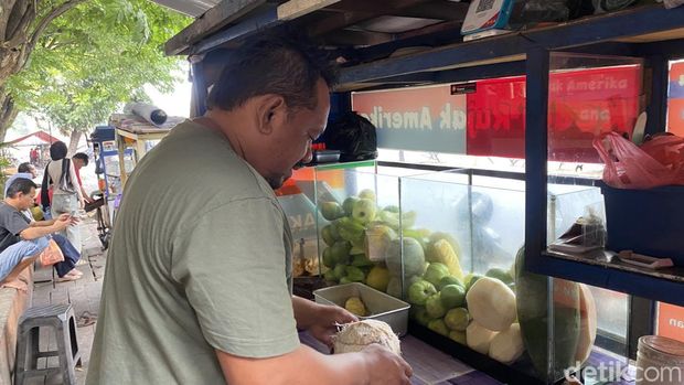 Rujak degan yang dijual Kedak Rujak Amerika di Jalan Prof Dr Hamka, depan SDN 4 Tambakaji, Kecamatan Ngaliyan, Kota Semarang, Jumat (17/7/2026).