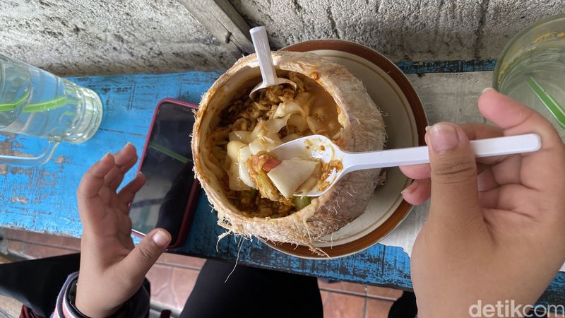 Rujak degan yang dijual Kedak Rujak Amerika di Jalan Prof Dr Hamka, depan SDN 4 Tambakaji, Kecamatan Ngaliyan, Kota Semarang, Jumat (17/7/2026).