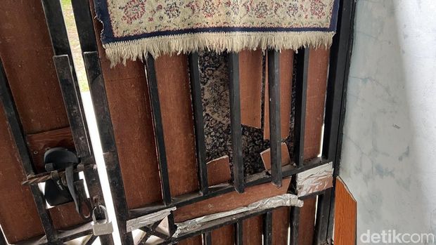 Rumah penduduk di Pancoran Mas, Depok dirusak gara-gara berkonflik dengan tetangga, Jumat (17/7/2026).