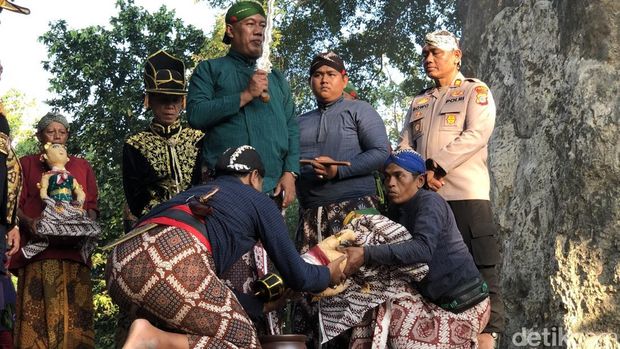Saparan Bekakak Prosesi puncak Saparan Bekakak di Situs Gunung Gamping, Ambarketawang, Gamping, Sleman, Jumat (17/7/2026).