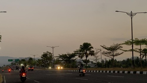 Sejumlah LPJU di Jalan Bypass Lombok Barat tidak berfungsi karena rusak, Kamis (16/7/2026). (M. Zahiruddin/detikBali)