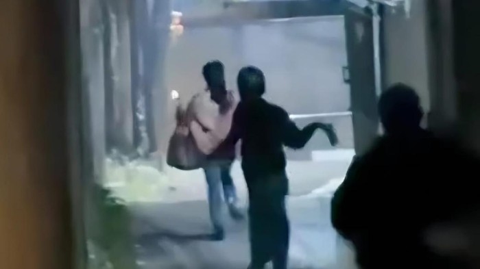 Sekelompok pemuda dinarasikan melakukan sweeping terhadap waria viral di media sosial. Aksi itu disebut terjadi di sejumlah titik di kawasan Bogor (tangkapan layar video viral)