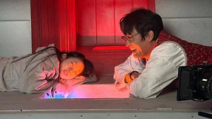 Tenang Min Ji paman-paman siap membantu dan menjaga selama ayah yang diperankan So Ji Sub belum datang. Ada saja. yang dilakukan Choi Dae-hoon dan Seo Su Min di sela-sela syuting yang kalau di serialnya terlihat sangat menegangkan. Foto: Instagram @sumin_.0931