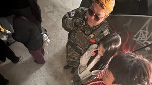 Seo Su Min mengunggah pose gemas bersama dua paman superkece di Agent Kim Reactivated, Choi Dae-hoon yang memerankan Seong Han-su dan Yoon Kyung-ho yang memerankan Park Jin-cheol. Foto: Instagram @sumin_.0931