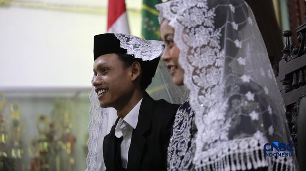 Sepasang calon pengantin Azril 24 tahun dan Julia 23 tahun menjalani prosesi akad nikah di KUA Tebet, Jakarta, Jumat, (17/7/2026). Sepasang calon pengantin Azril 24 tahun dan Julia 23 tahun menjalani prosesi akad nikah di KUA Tebet, Jakarta, Jumat, (17/7/2026). (CNBC Indonesia/Muhammad Sabki)