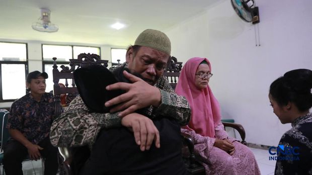 Sepasang calon pengantin Azril 24 tahun dan Julia 23 tahun menjalani prosesi akad nikah di KUA Tebet, Jakarta, Jumat, (17/7/2026). Sepasang calon pengantin Azril 24 tahun dan Julia 23 tahun menjalani prosesi akad nikah di KUA Tebet, Jakarta, Jumat, (17/7/2026). (CNBC Indonesia/Muhammad Sabki)
