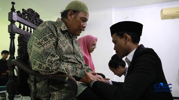 Sepasang calon pengantin Azril 24 tahun dan Julia 23 tahun menjalani prosesi akad nikah di KUA Tebet, Jakarta, Jumat, (17/7/2026). Sepasang calon pengantin Azril 24 tahun dan Julia 23 tahun menjalani prosesi akad nikah di KUA Tebet, Jakarta, Jumat, (17/7/2026). (CNBC Indonesia/Muhammad Sabki)