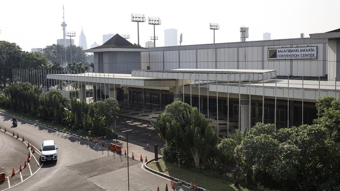 Pekerja memeriksa persiapan lokasi acara di Jakarta Convention Center (JCC), Senayan, Jakarta, Jumat (17/7/2026). Menteri Sekretaris Negara Prasetyo Hadi mengatakan setoran hasil pengelolaan JCC ke kas negara meningkat hampir 15 kali lipat dari berkisar Rp10 miliar menjadi Rp150 miliar per tahun setelah dikelola Pusat Pengelolaan Kompleks Gelora Bung Karno (PPK GBK). ANTARA FOTO/Dhemas Reviyanto/bar