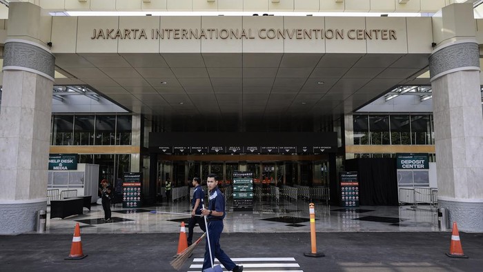 Pekerja memeriksa persiapan lokasi acara di Jakarta Convention Center (JCC), Senayan, Jakarta, Jumat (17/7/2026). Menteri Sekretaris Negara Prasetyo Hadi mengatakan setoran hasil pengelolaan JCC ke kas negara meningkat hampir 15 kali lipat dari berkisar Rp10 miliar menjadi Rp150 miliar per tahun setelah dikelola Pusat Pengelolaan Kompleks Gelora Bung Karno (PPK GBK). ANTARA FOTO/Dhemas Reviyanto/bar