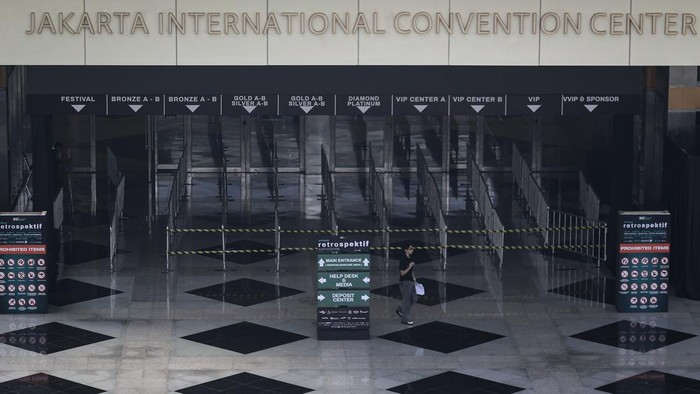 Pekerja memeriksa persiapan lokasi acara di Jakarta Convention Center (JCC), Senayan, Jakarta, Jumat (17/7/2026). Menteri Sekretaris Negara Prasetyo Hadi mengatakan setoran hasil pengelolaan JCC ke kas negara meningkat hampir 15 kali lipat dari berkisar Rp10 miliar menjadi Rp150 miliar per tahun setelah dikelola Pusat Pengelolaan Kompleks Gelora Bung Karno (PPK GBK). ANTARA FOTO/Dhemas Reviyanto/bar