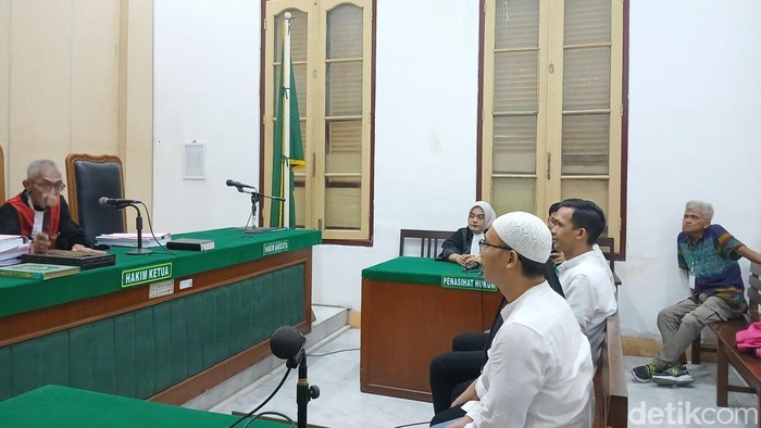 Sidang putusan mantan Ketua KPU Tanjungbalai yang digelar di ruang Cakra 8 PN Medan ditunda, Jumat (17/7/2026). (Foto: Juita Sinuhaji/detikSumut)