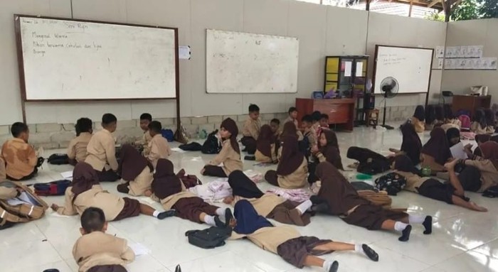 Siswa SDN di Kumai, Kotawaringin Barat terpaksa belajar lesehan di lantai karena minimnya ruangan kelas.. (dok Istimewa)