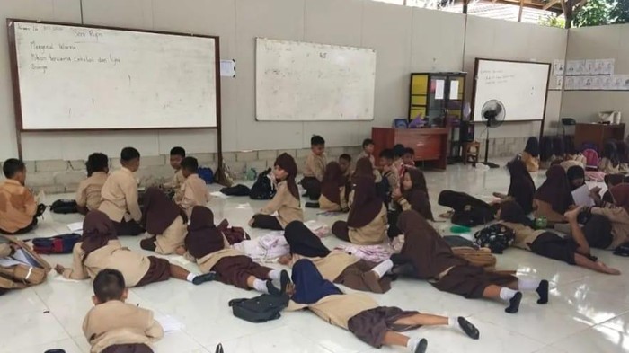 Siswa SDN di Kumai, Kotawaringin Barat terpaksa belajar lesehan di lantai karena minimnya ruangan kelas.. (dok Istimewa)