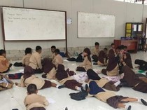 Siswa di Kobar Sekolah Lesehan, DPRD Target Bangun Kelas Tahun 2027