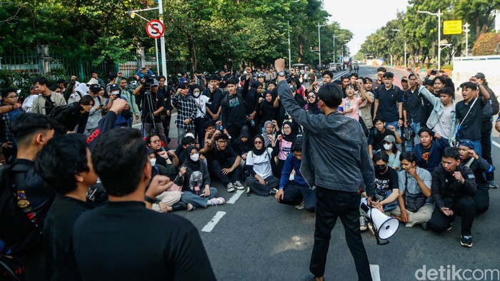Sejumlah mahasiswa Universitas Negeri Jakarta (UNJ) bersama aliansi masyarakat menggelar aksi mosi tidak percaya di Jalan Medan Merdeka Selatan, Jakarta, Jumat (17/7/2026).
